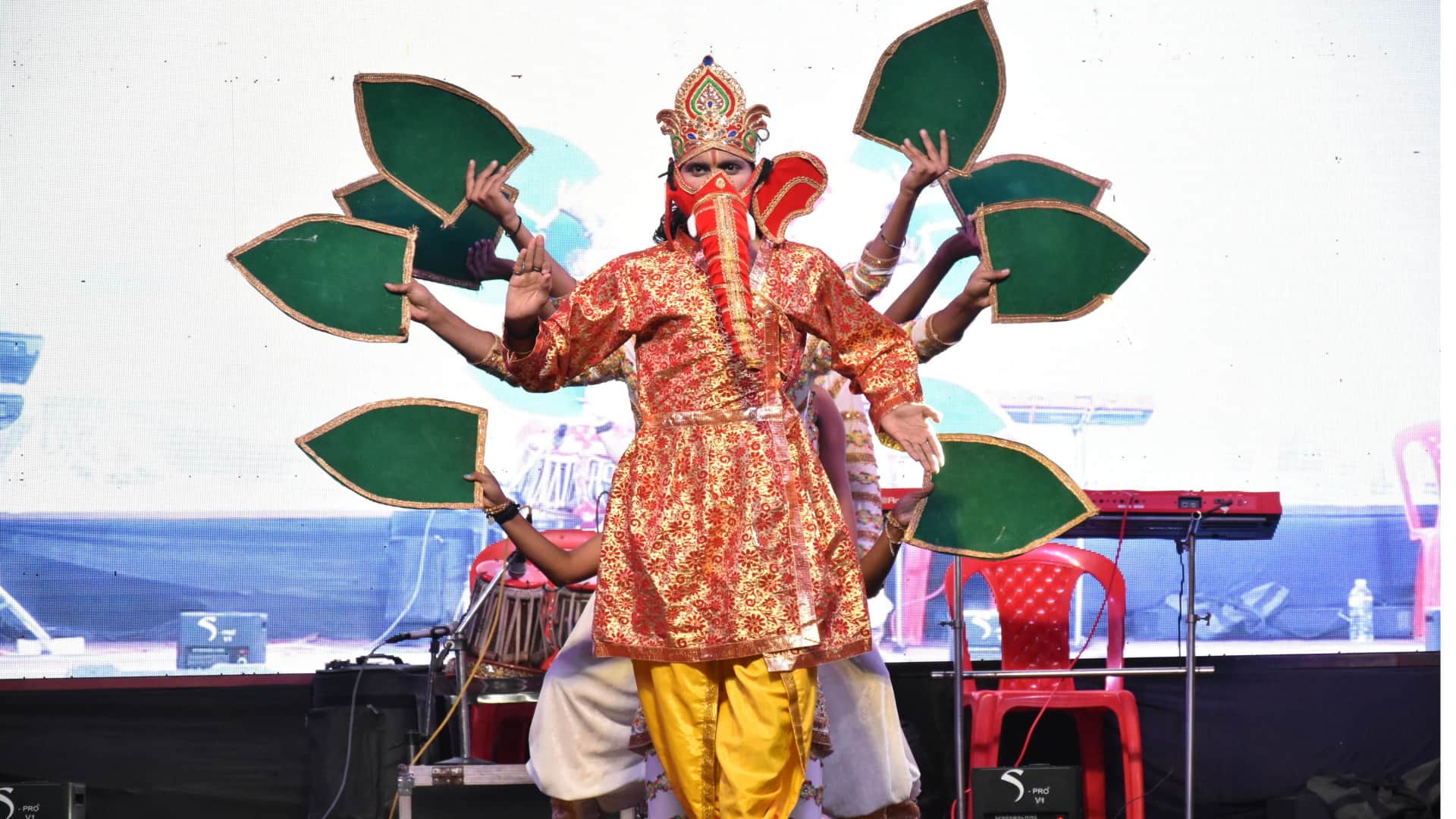 The fourth day of the carnival dazzled with music, dance and art.