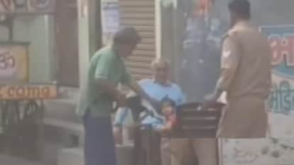 बच्ची के सीने के पास राइफल ताने शराबी साथ में पुलिसकर्मी