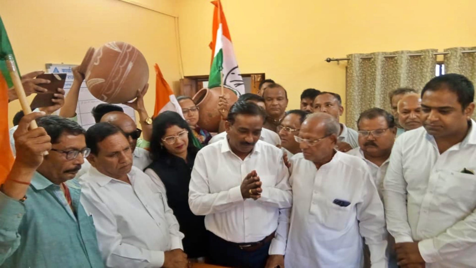 पेयजल संकट को लेकर प्रदर्शन करते कांग्रेस कार्यकर्ता