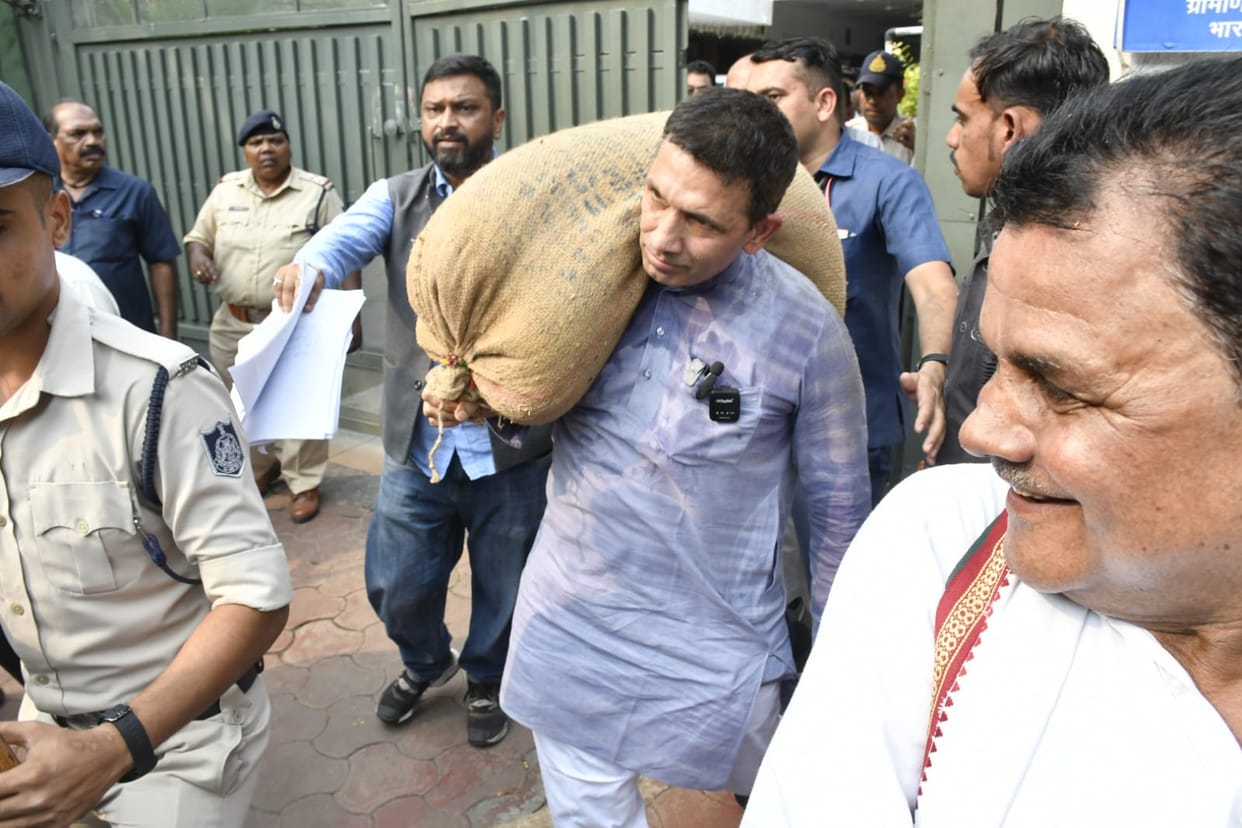 Bhopal News: Jitu Patwari reached Shivraj's bungalow with farmers, when the police stopped him, the Patwari le