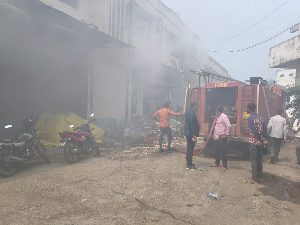 Bhopal News: A massive fire in Bhopal's Karond Mandi caused panic, a fire broke out in a makhana warehouse, go