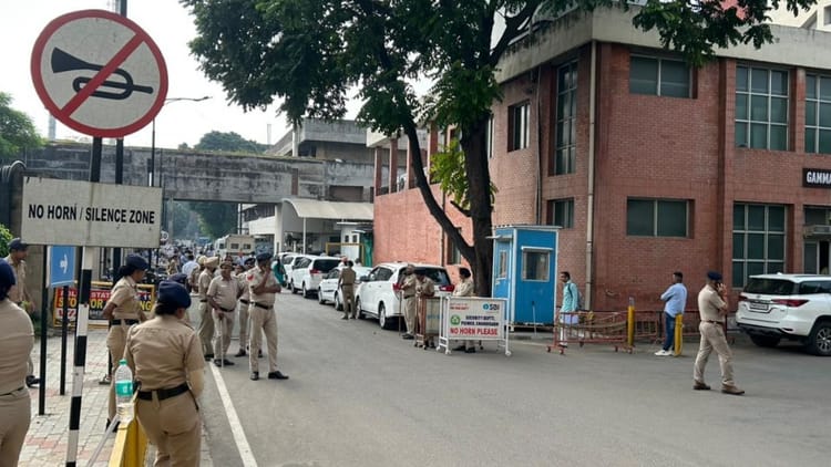 ADGP Suicide: पूरण कुमार के शव का पोस्टमार्टम कुछ देर में, चंडीगढ़ एसएसपी के साथ PGI पहुंचीं पत्नी