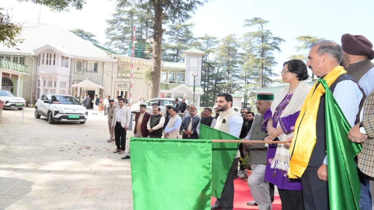 CM sukhvinder Sukhu flagged off 20 electric taxis under Rajiv Gandhi Self-Employment Startup Scheme