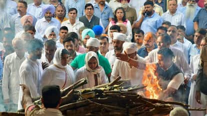 एडीजीपी वाई कुमार को उनकी दोनों बेटियों ने मुखाग्नि दी।