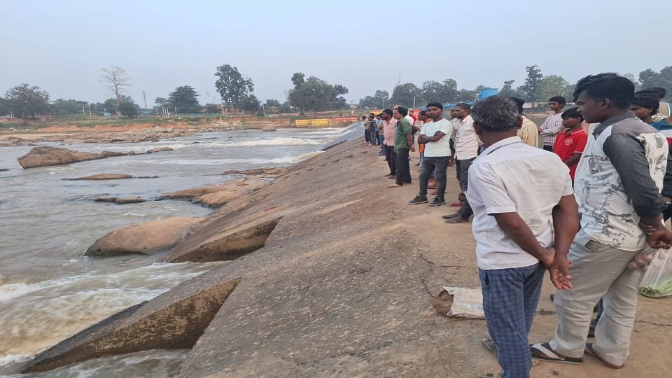 Kashi washed away in the anicut while fishing no trace of the youth found yet  in Ramanujganj