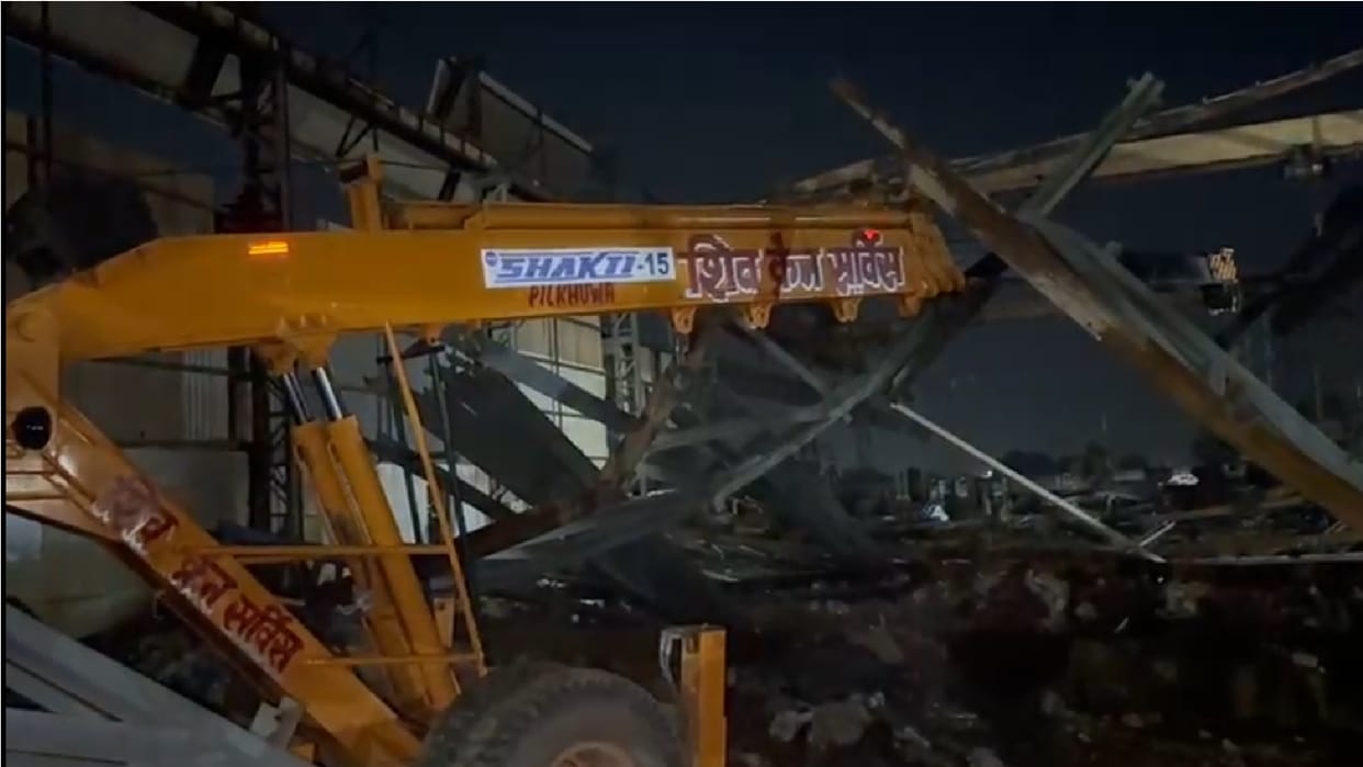 An iron gutter fell off a crane at a Salasar factory killing one person