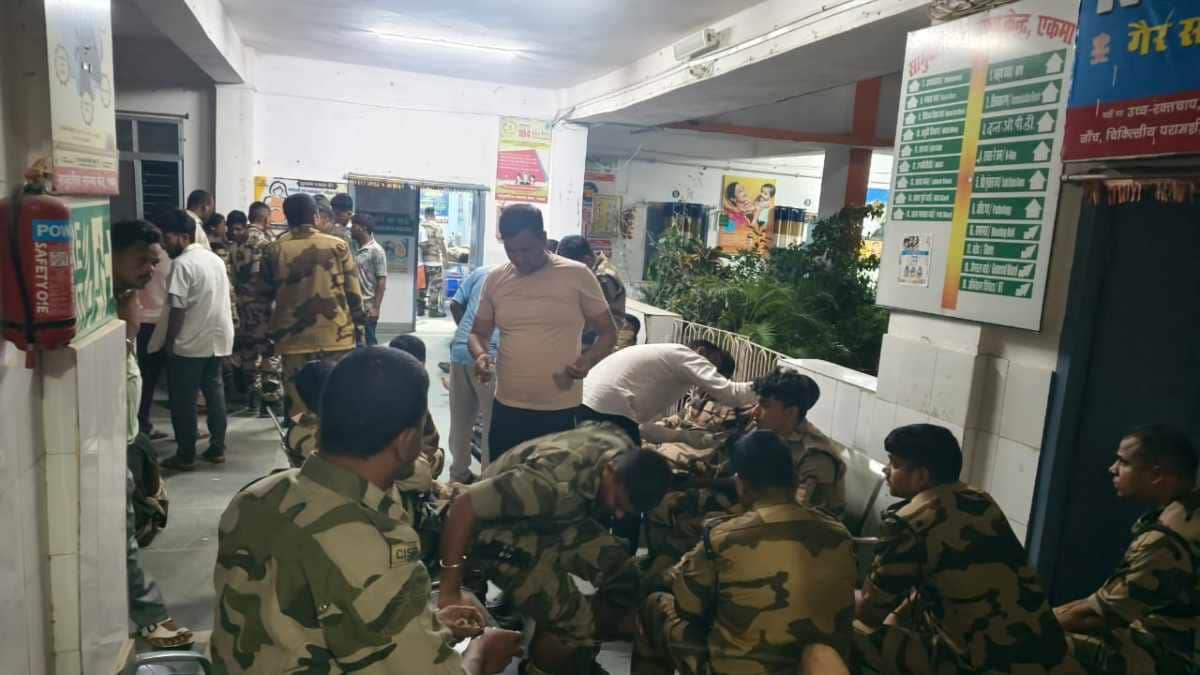 घायलों का इलाज करते डॉक्टर