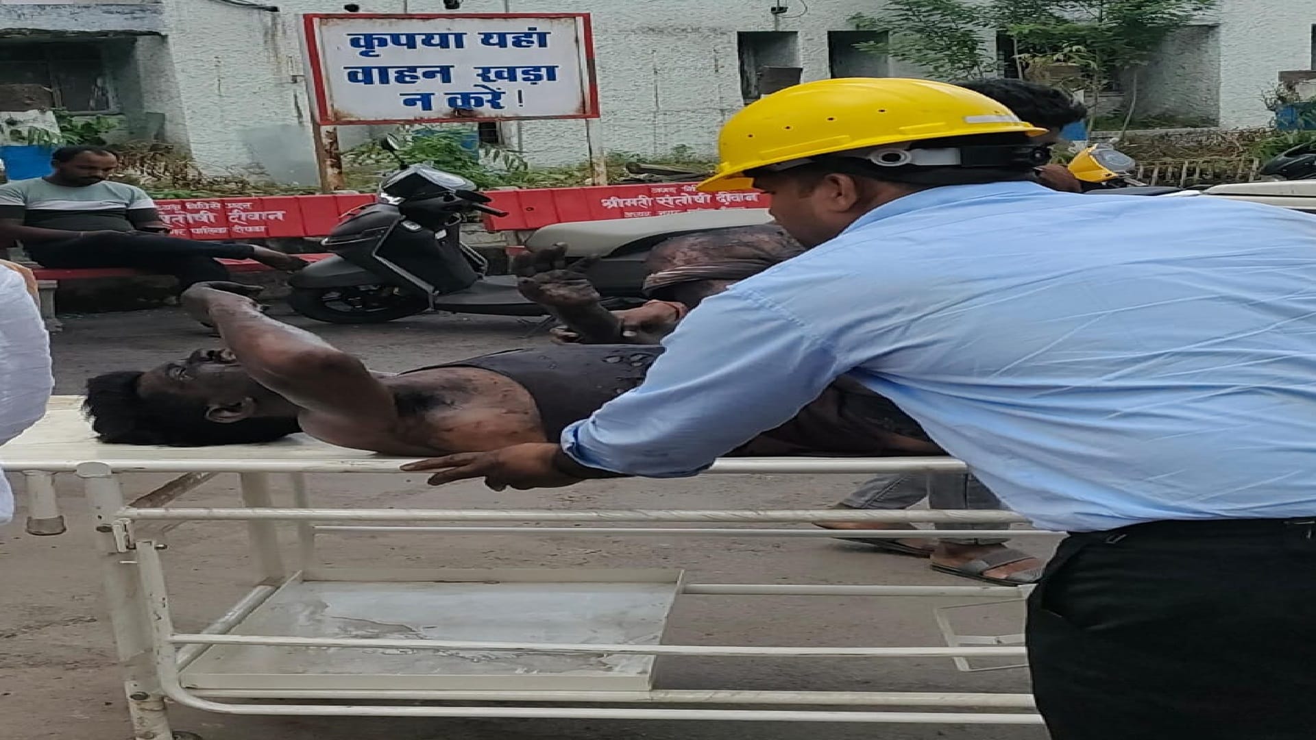 ब्लास्टिंग गाड़ी का टायर फटने से कर्मचारी घायल