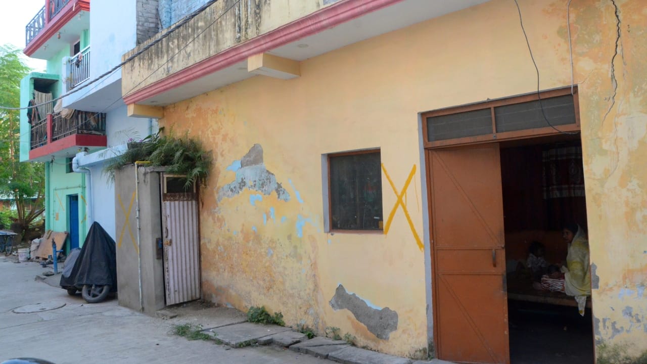 Municipal Corporation pasted notices on 40 illegal houses in Bareilly