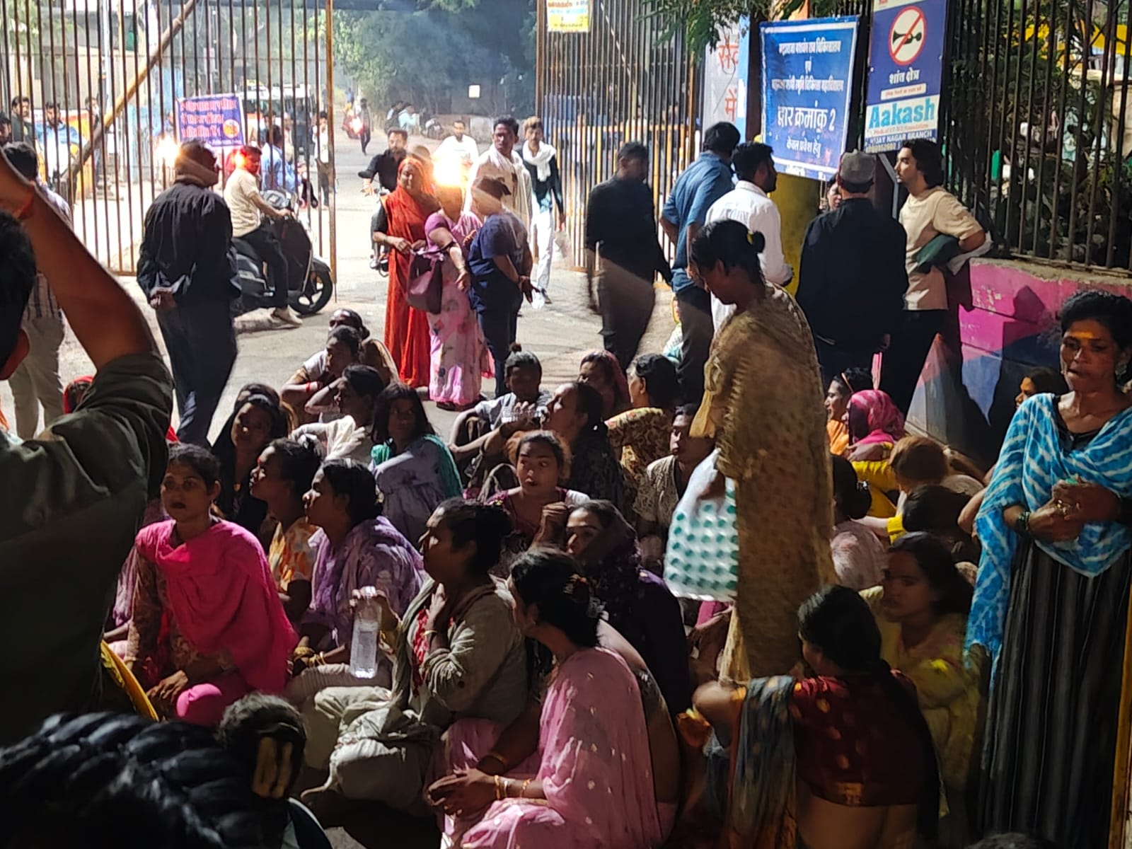 Ruckus by transgender people in Indore, more than 20 people drank phenyl, police admitted them to hospital