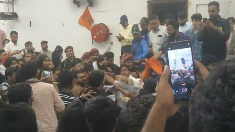 Students clashed at JNU GBM School Left wing and ABVP students clashed find out what the matter in Delhi