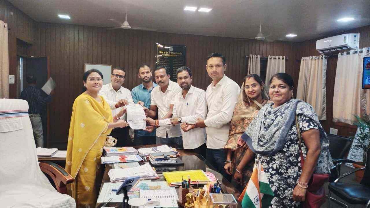 कांग्रेस पार्षदों ने कलेक्टर से की मुलाकात