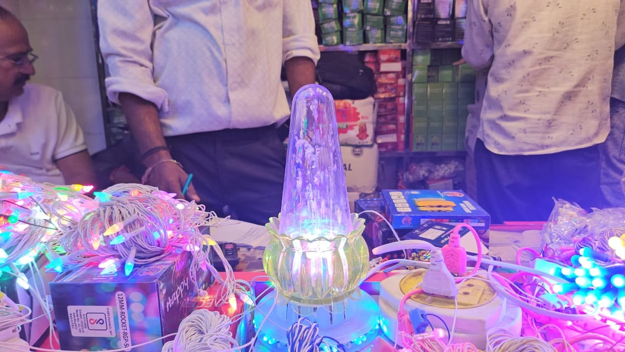Kanpur Made in India is in full swing in Jhalar Bazaar fancy lights are trending Mumbai products are plentiful