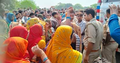 जाम लगाए परिजनों व ग्रामीणों को समझाती पुलिस