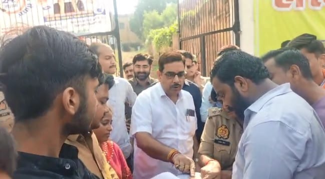 Orai Demand to remove DVC College from the examination centre ABVP workers blocked the road police took charge