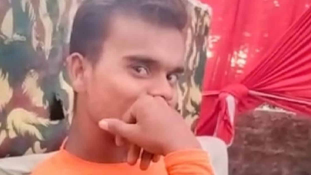 Barabanki: Car collides with bike, three friends jump and fall, two die in agony