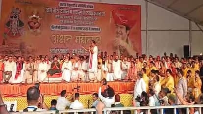 मथुरा पहुंचे धीरेंद्र शास्त्री।