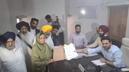 नामांकन पत्र दाखिल करती शिअद उम्मीदवार सुखविंदर कौर रंधावा।