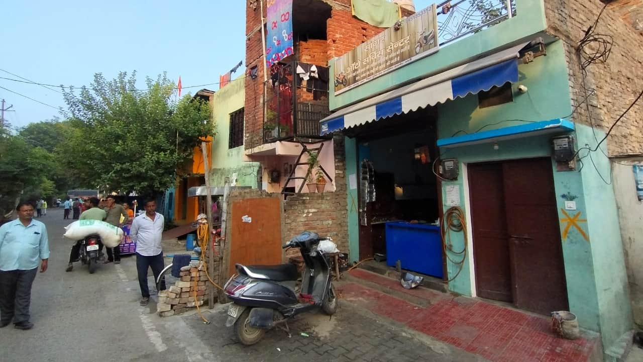 Municipal Corporation pasted notices on 40 illegal houses in Bareilly