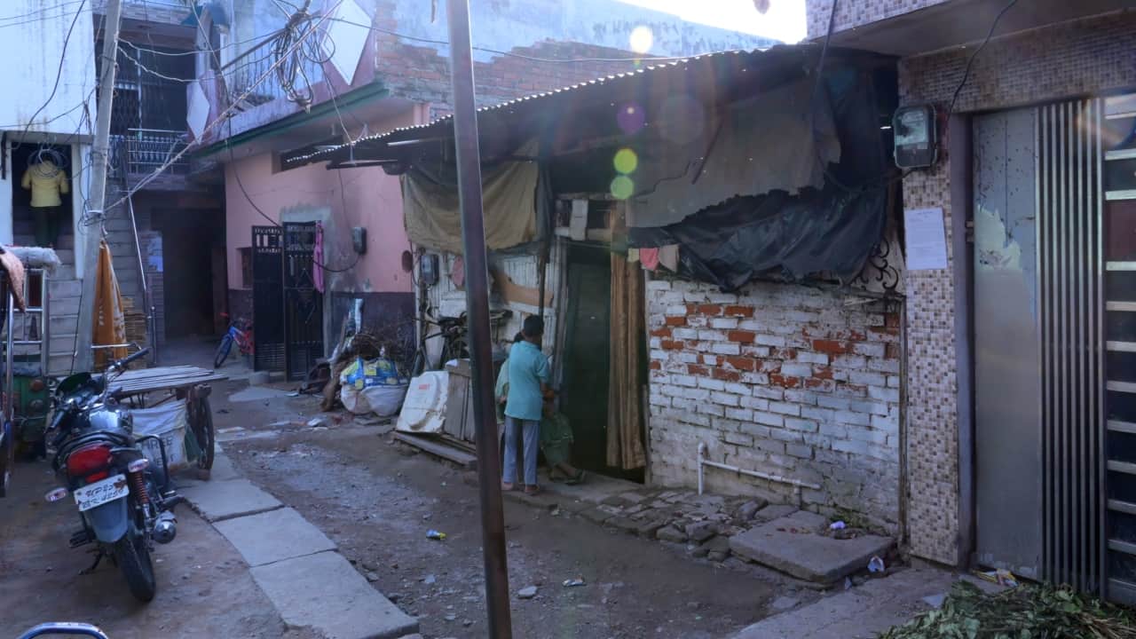 Municipal Corporation pasted notices on 40 illegal houses in Bareilly
