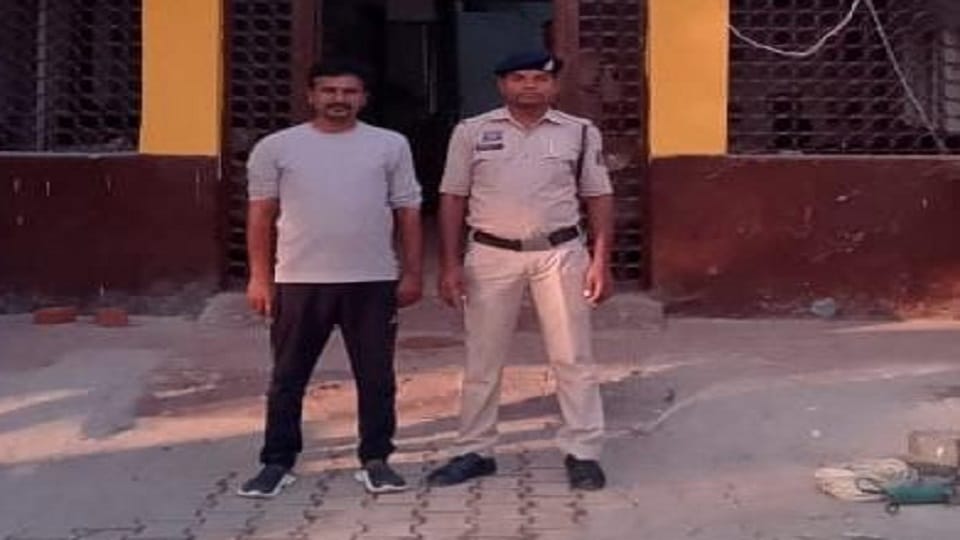 पुलिस की गिरफ्त में आरोपी