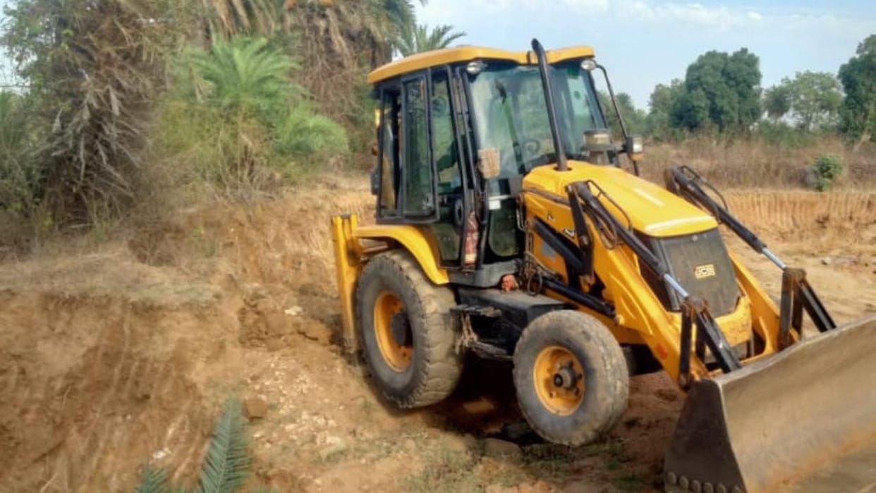 Jhansi: Illegal mining is rampant in Phase 2 of the Bijauli Growth Center, with soil being sold from plots.