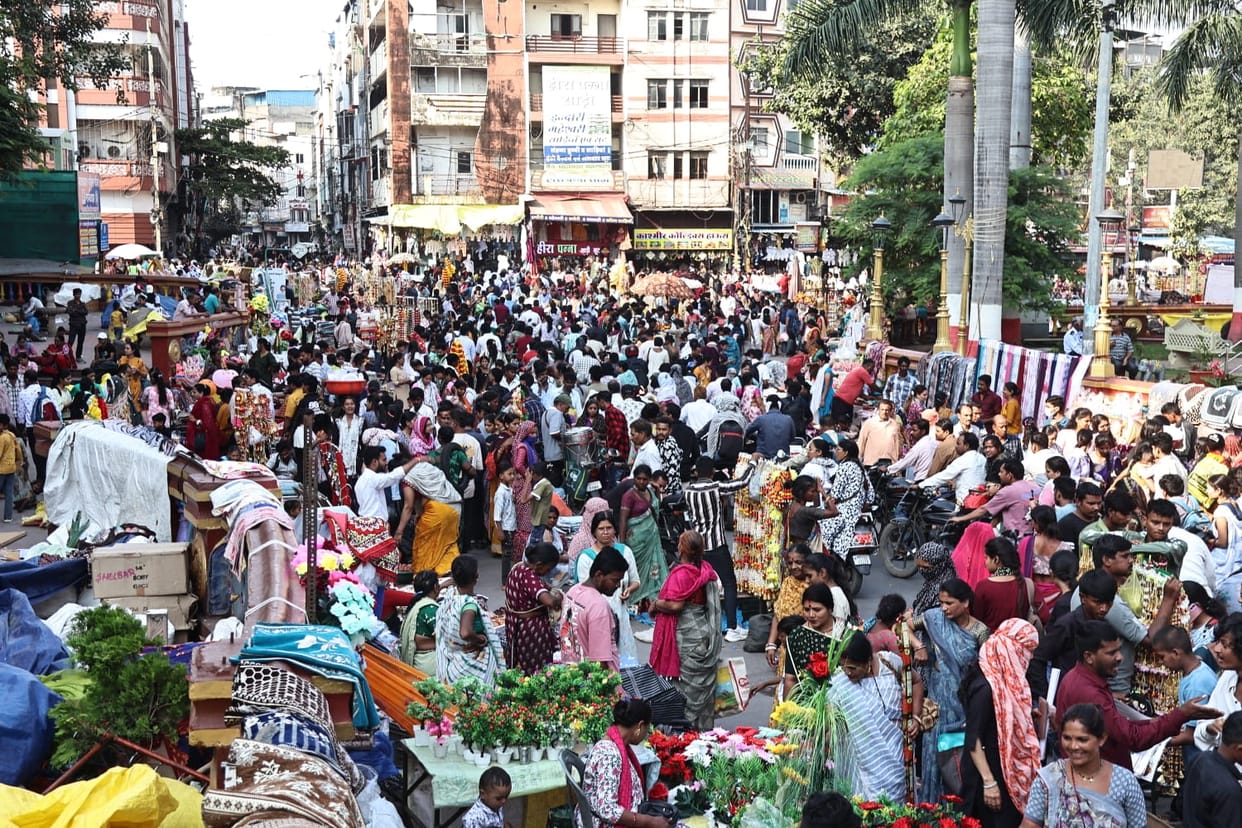 Indore: Due to Pushya Nakshatra, the markets remained crowded with customers even on Wednesday.