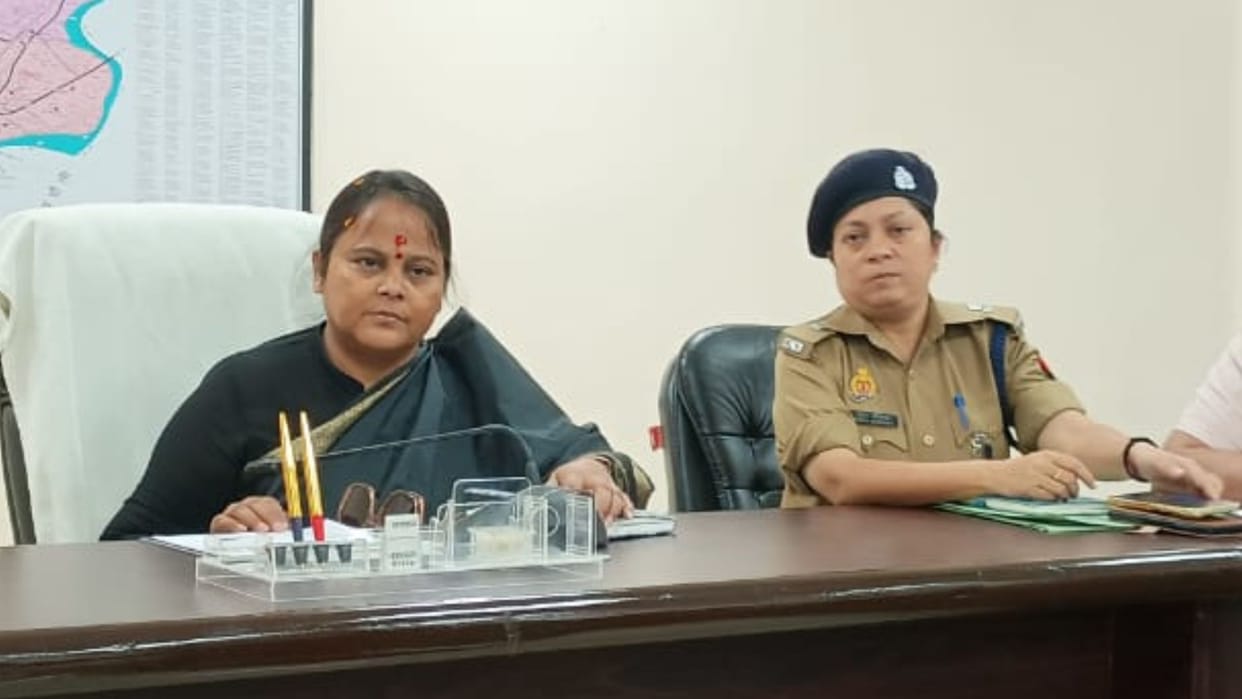 Women Commission member Geeta Vishwakarma reprimanded inspector of Dashashwamedh police station in varanasi