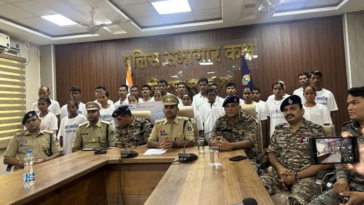 नक्सलियों का आत्मसमर्पण: सुकमा में पुलिस की पहल का असर, 50 लाख के इनामी समेत 27 ने किया आत्मसमर्पण
