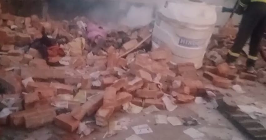 Sultanpur: A loud explosion blew off the roof of a house, seriously injuring 12 people; the accident occurred