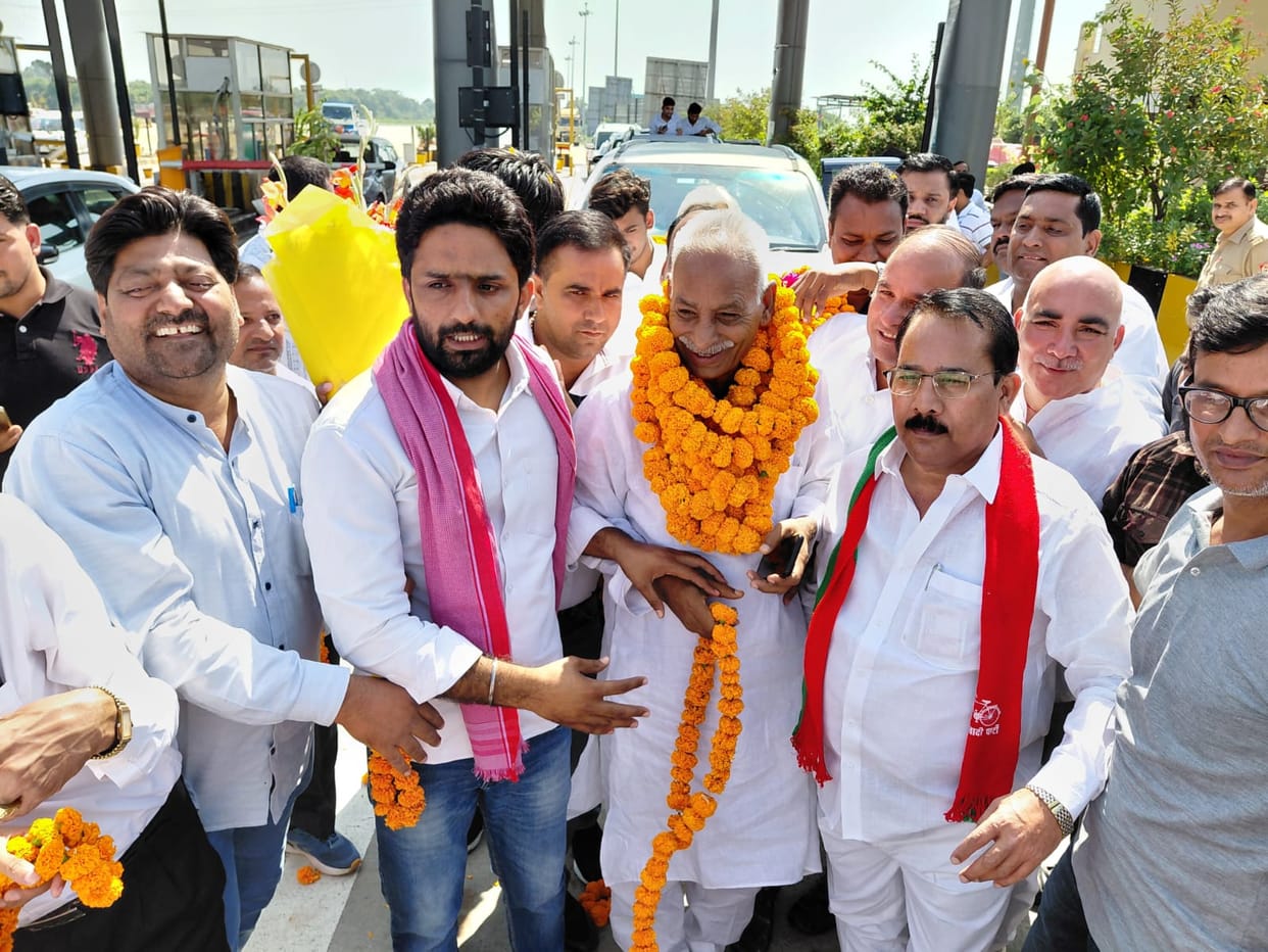 SP new district president in Meerut: Gurjar leader Karmveer Gumi takes charge after 17 years, receives grand
