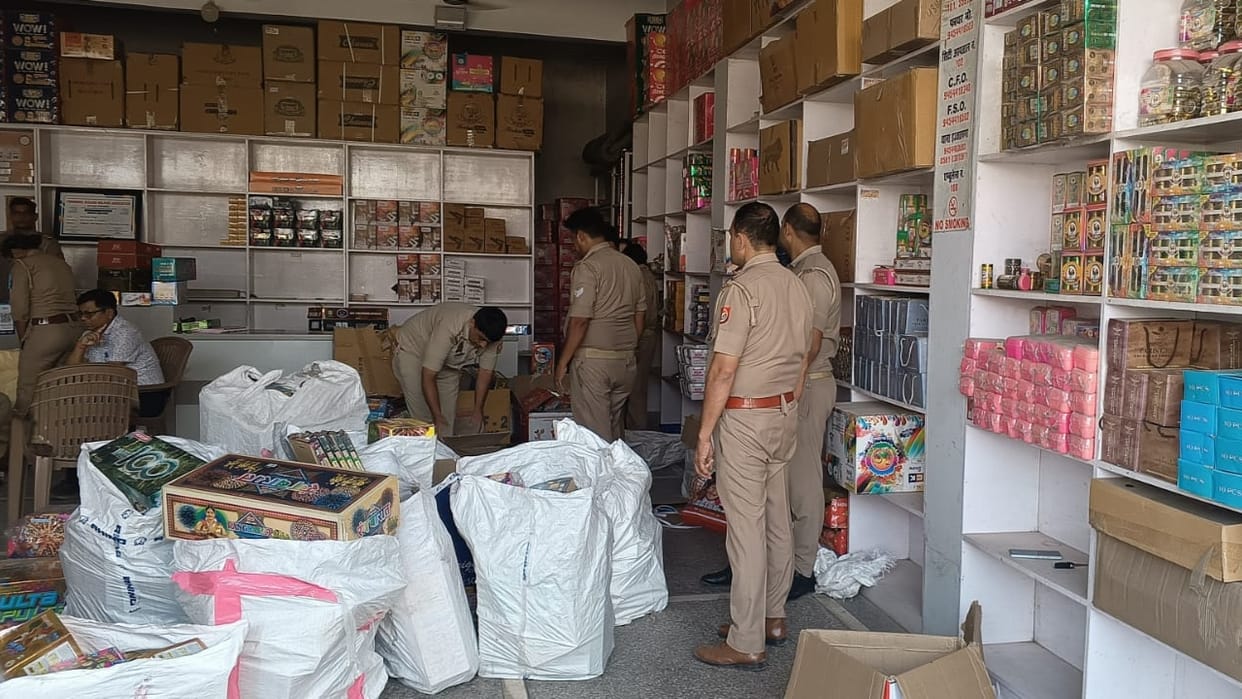 Police team recovered 1000 kg of firecrackers in Bareilly