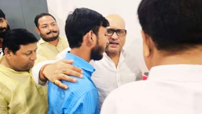 शोक संतप्त परिवार से मुलाकात करते अजय राय।