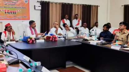 दिशा की बैठक में बोलते सांसद वीरेंद्र सिंह।