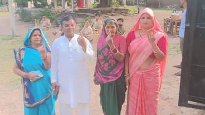 वोट डालकर बूथ से बाहर मतदाता