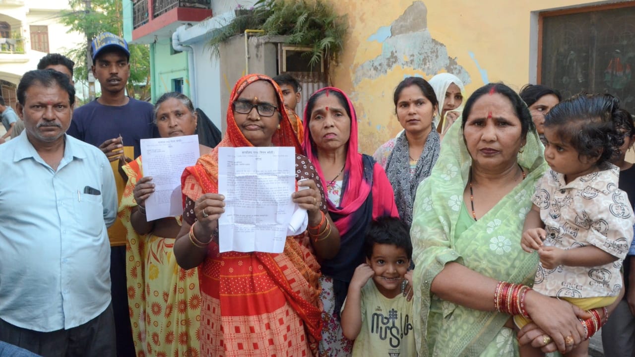 Municipal Corporation pasted notices on 40 illegal houses in Bareilly