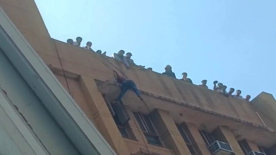Delhi: Drunk man attempts suicide by climbing on hospital roof