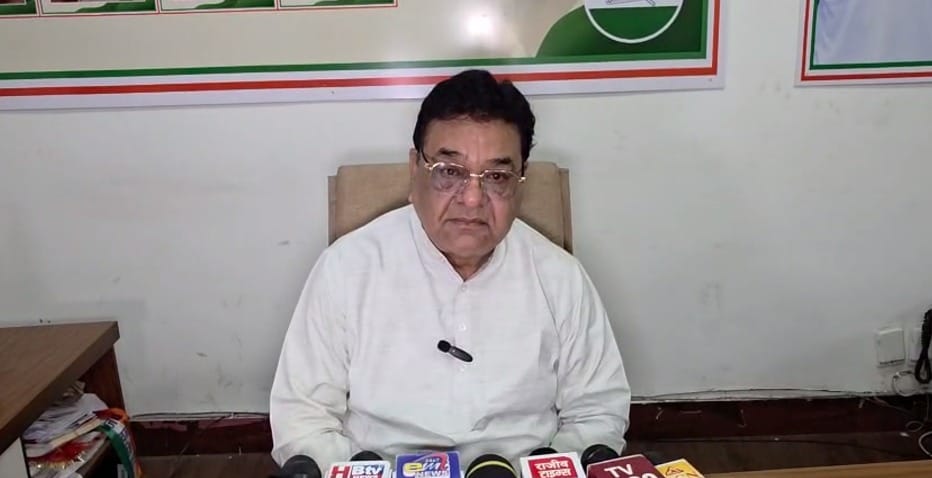hopal News: Congress lashed out after the FIR against the Patwari, saying, "If the opposition doesn't engage i