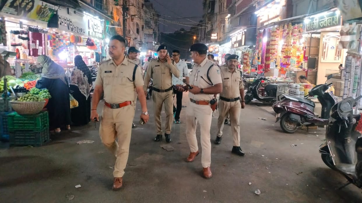 Bhopal News: Police officers in Bhopal conducted foot patrols in markets, blockading and checking sensitive ar