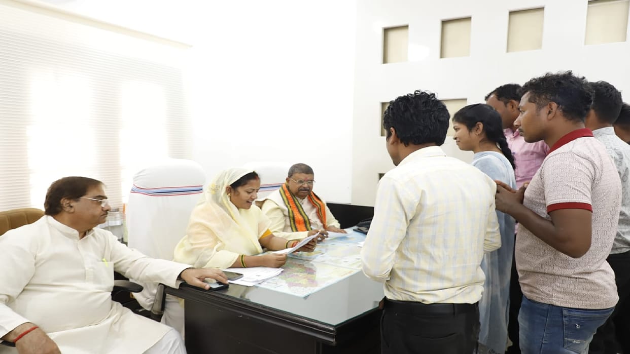 Raipur: Minister Laxmi Rajwade interacted at BJP Sahayog Kendra