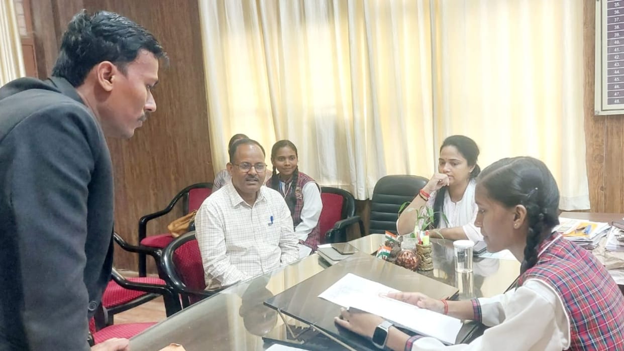 Mission Shakti 5.0 Student Nandini became SDM for one day Sandhya became Tehsildar in varanasi