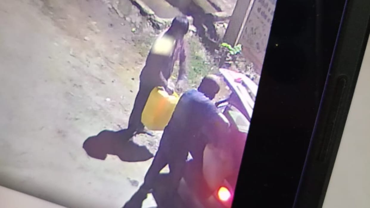 Video of diesel theft from a truck parked on the roadside in Shahjahanpur