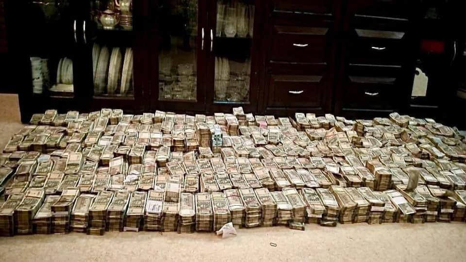 CBI arrested DIG Harcharan Singh Bhullar five crore cash 1.5 kg gold 22 watches find from Chandigarh bungalow