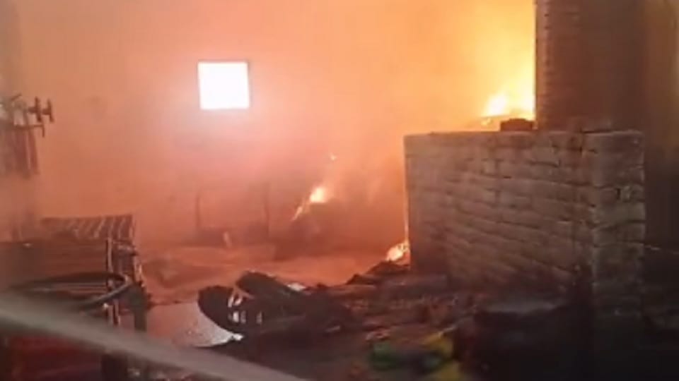 Meerut: A massive fire broke out in a textile printing factory in Ashiana Colony, workers running away.