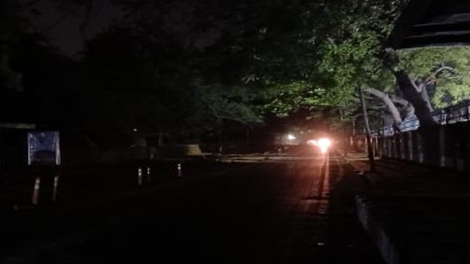 Faulty streetlights in several areas of Haldwani have increased residents problems