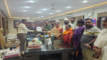 34 families affected by railway action rendered homeless, Congress submitted memorandum in Jagdalpur