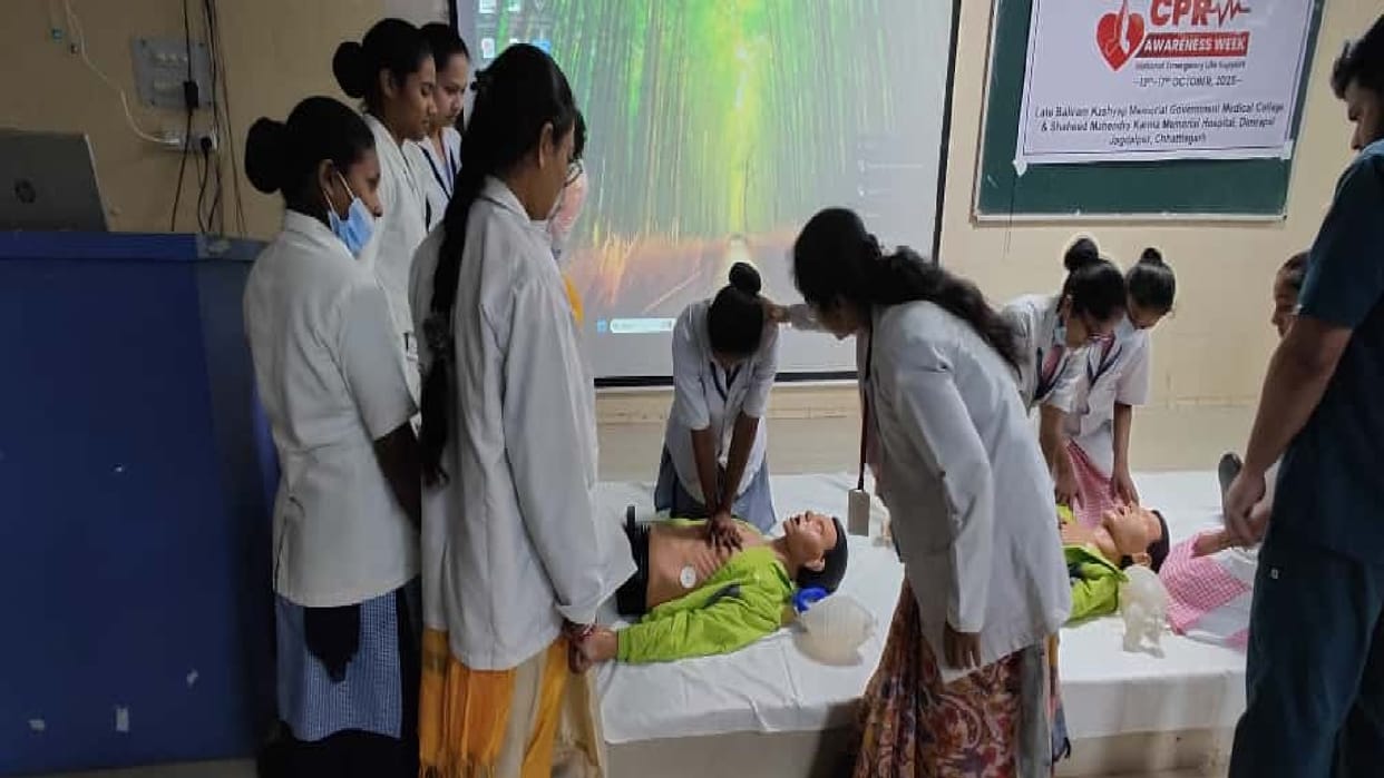 How to save life in emergency, Mecaza doctor give CPR training in Jagdalpur