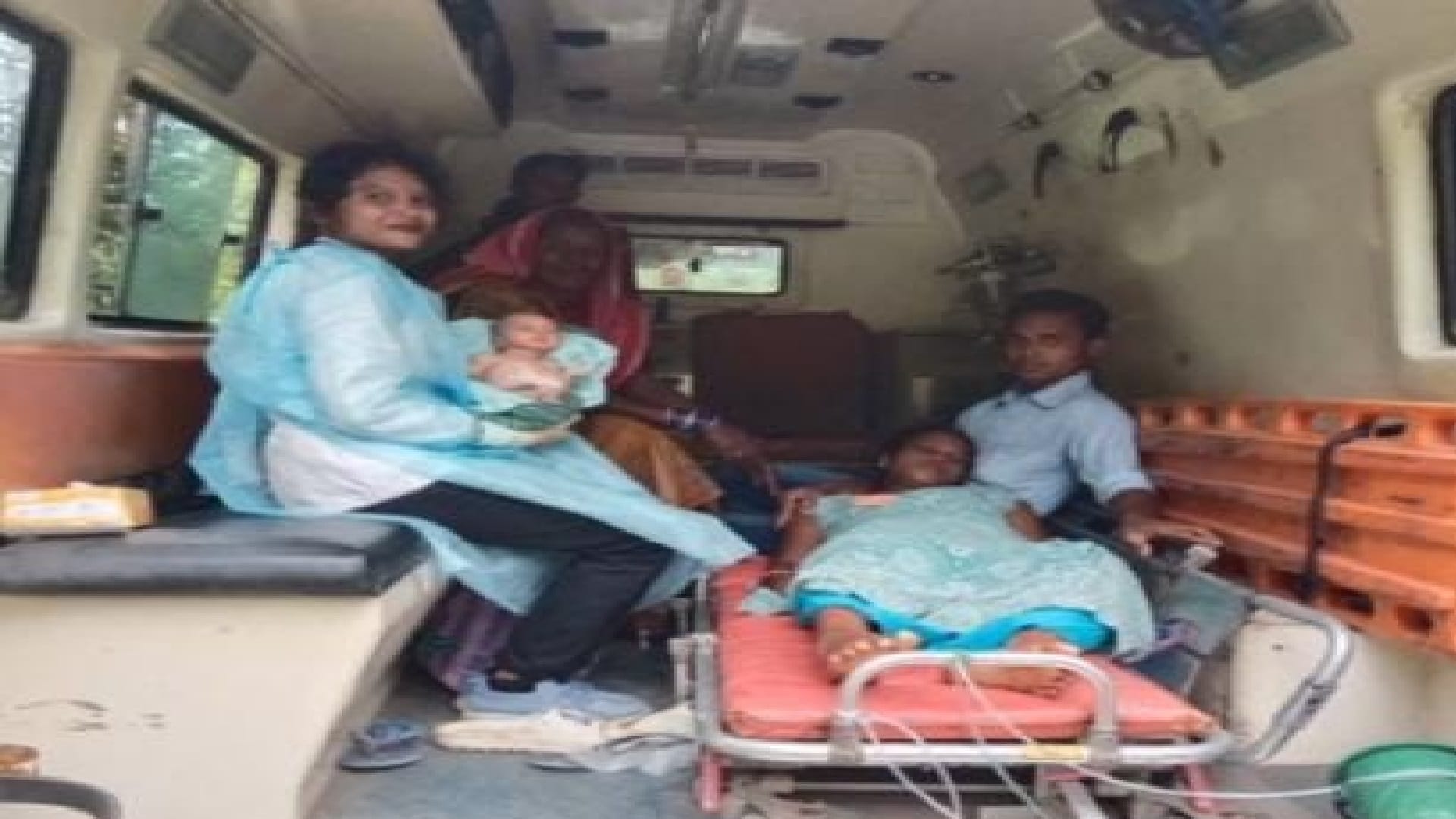 दर्द से तड़प रही प्रसूता का 108 एंबुलेंस में रास्ते में हुआ प्रसव