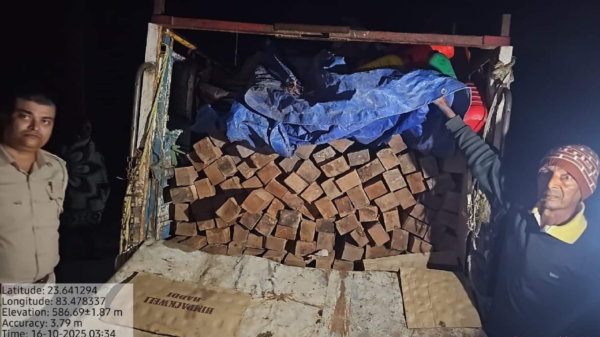 अवैध साल लकड़ी के साथ वाहन जब्त