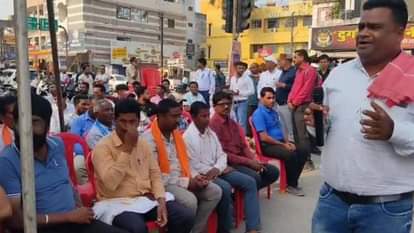 जर्जर सड़कों के खिलाफ धरना